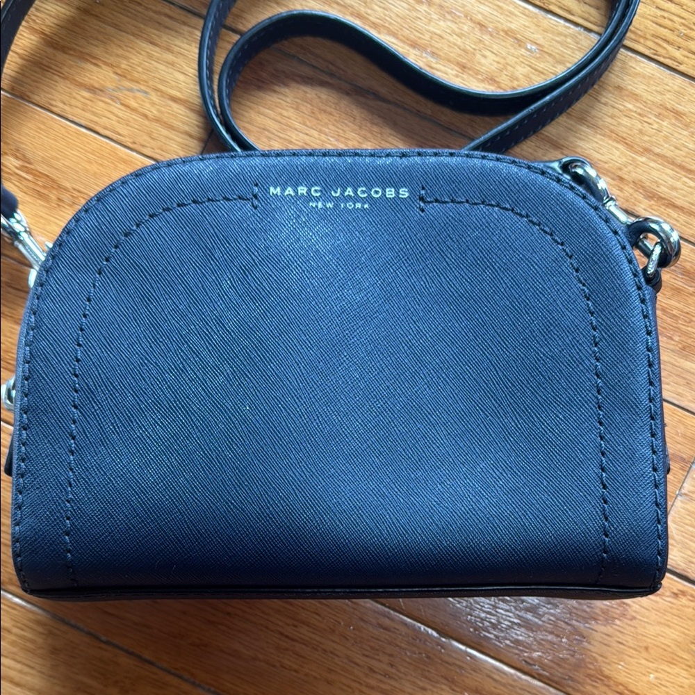 Marc Jacobs Black Crossbody Bag with Sleek Design - Picture 2 of 7